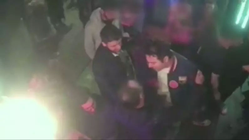 Şarkıcı Atilla Taş’ın polise saldırdığı anlar ortaya çıktı