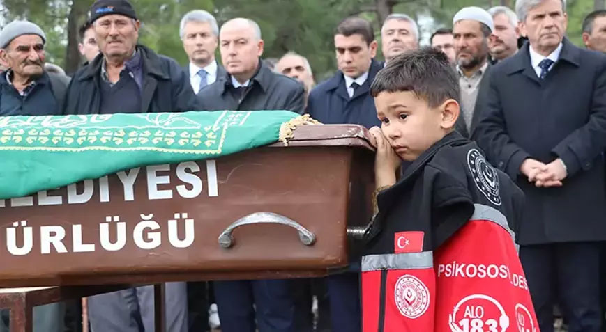Maden işçisine acı veda! 4 yaşındaki oğlu tabutunu bırakmadı
