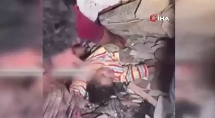 Gazze’li bebeğin mucize kurtuluşu! Enkaz altından sağ kurtuldu