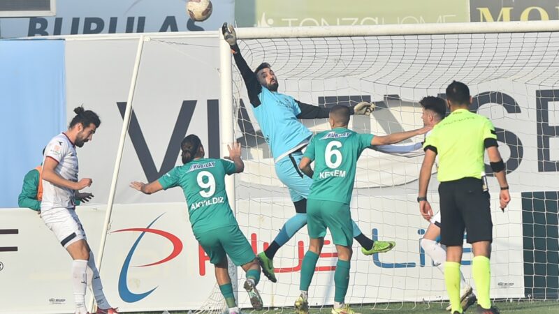 3.Lig’deki Bursa ekibi fırsat tepti! 44’te Yıldıray’ın penaltı golüyle öne geçen İnegöl Kafkasspor, 70’te beraberlik