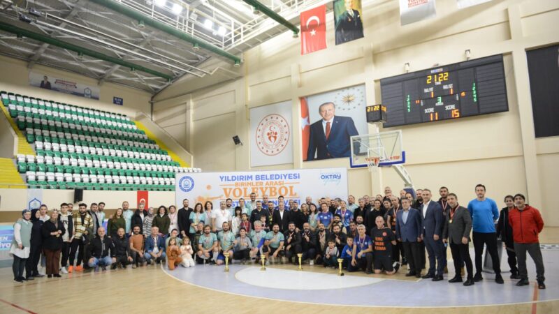 Bursa’daki bu turnuvanın kazananı dostluk! Yıldırım Belediyesi çalışanları arasında düzenlenen geleneksel birimler arası voleybol turnuvası