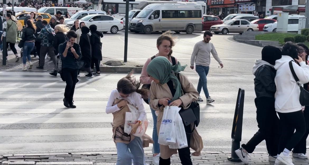 Bursa’da rüzgar zor anlar yaşattı