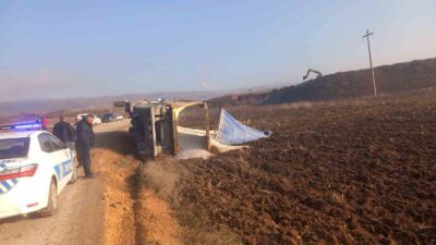 Bursa’da çakıl yüklü TIR devrildi