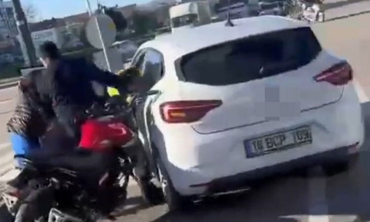  Bursa'da trafikte tartıştığı motosiklet sürücüsünü kaskıyla darbettiği iddiasıyla gözaltına alınan