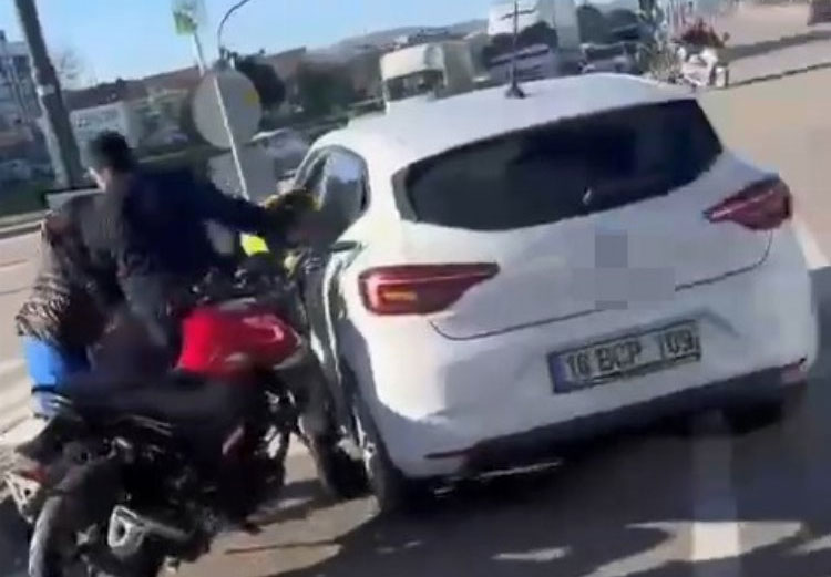 Bursa’da motosiklet sürücüsünü kaskıyla darbeden kişi tutuklandı