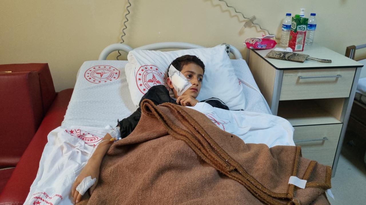 Kursa giderken sokak köpeğinin saldırdığı çocuk yaralandı