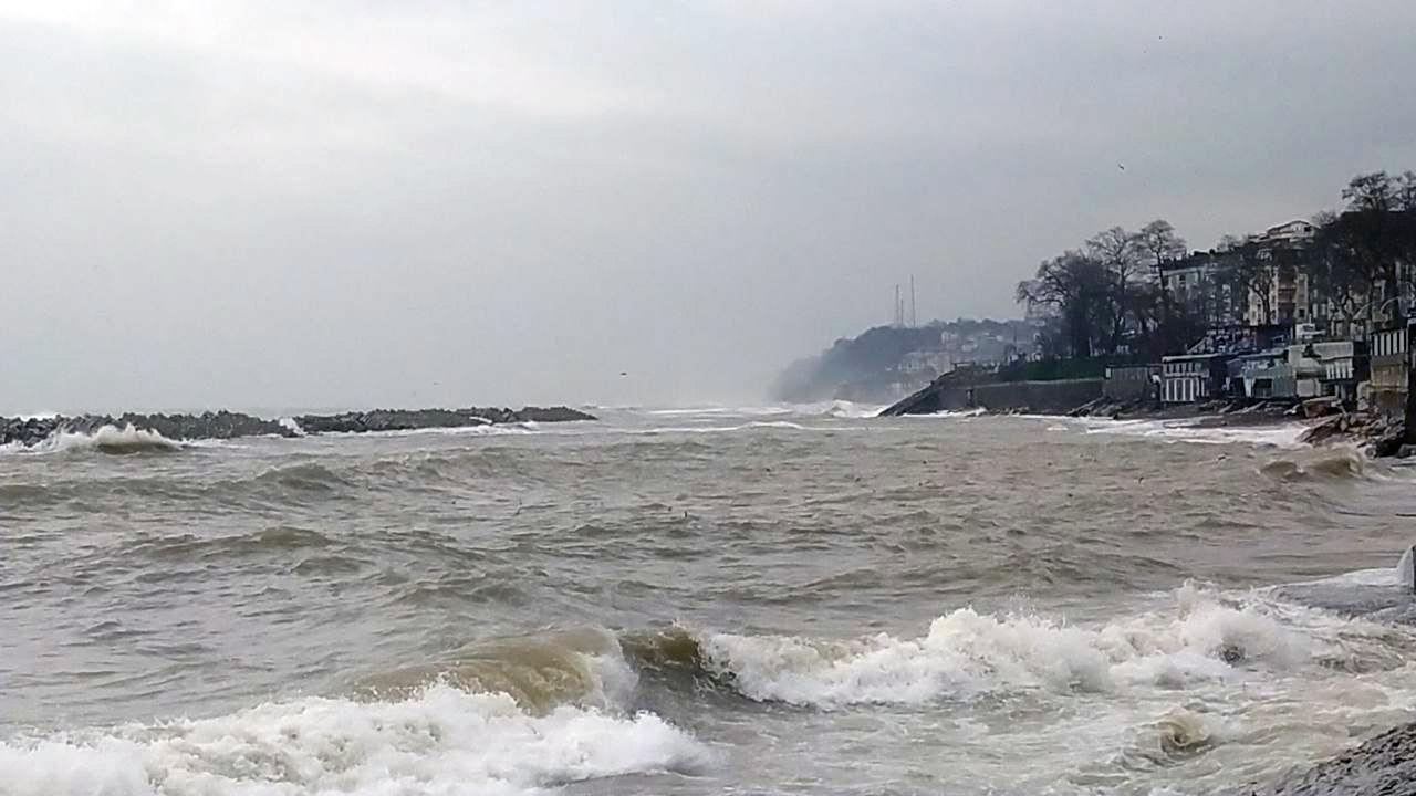 Düzce’de dalga boyu 4 metreye ulaştı