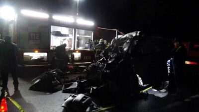 Katliam gibi kaza! Minibüs, kamyona çarptı: 5 ölü