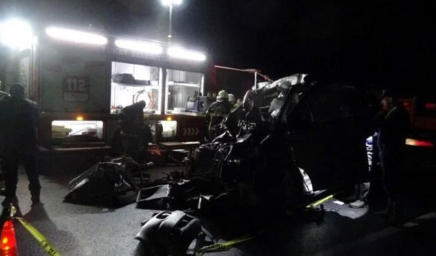 Katliam gibi kaza! Minibüs, kamyona çarptı: 5 ölü