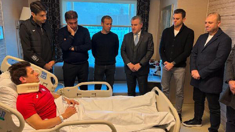 Bakan Bak’tan Halil Umut Meler’e ziyaret Gençlik ve Spor Bakanı Osman Aşkın Bak, Ankara'da özel hastanede