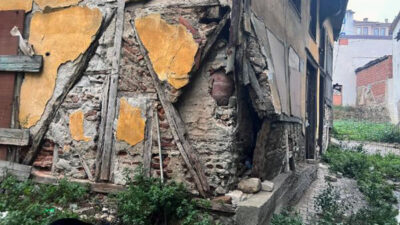 Görüntüler Tirilye’den… Bazı binaların duvarları yıkıldı