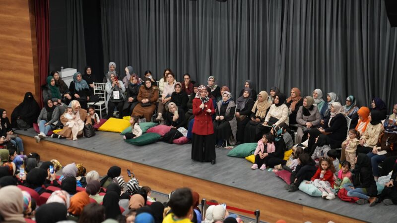 Gürsulu kadınlar, “Sabırlı Aileler Merhametli Çocuklar Yetiştirir” ve “Bağırmayan Anne