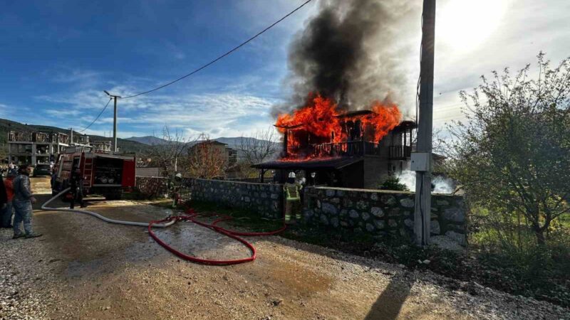 Bursa’da iki katlı ev alevlere teslim Bursa’nın Gemlik ilçesi Umurbey Mahallesi’ndeki iki katlı evde yangın çıktı.
