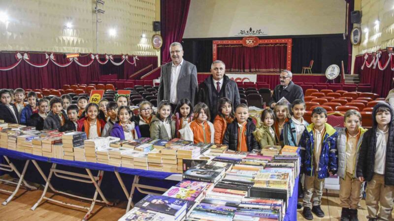 ’Karacabey Kitap Günleri’ büyük beğeni topladı Şükran Yemişçioğlu Kültür Merkezi’nde düzenlenen ’Karacabey Kitap Günleri’, özellikle öğrencilerin