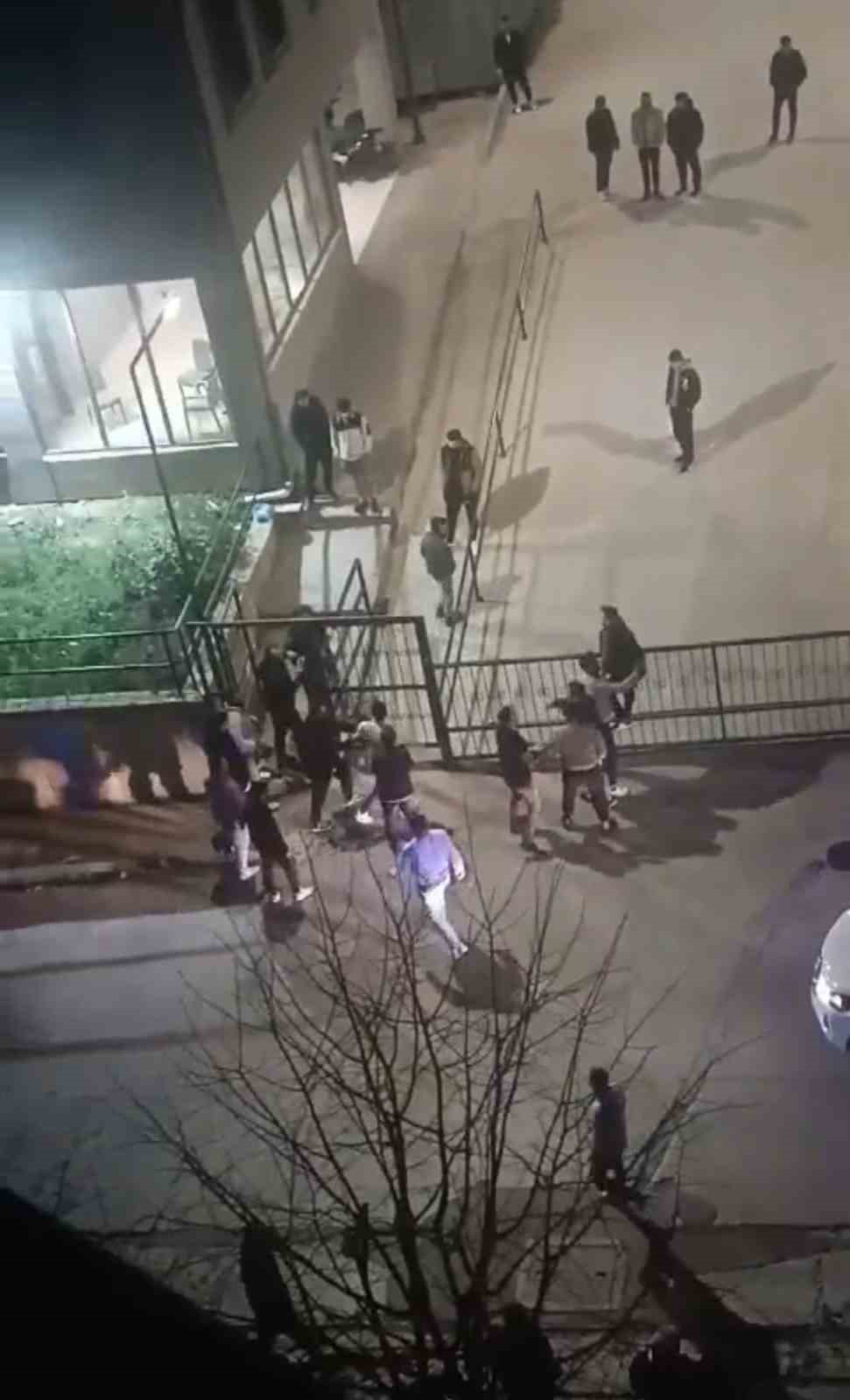 Bursa’da kavgaya tutuşan gençler caddeyi boks ringine çevirdi