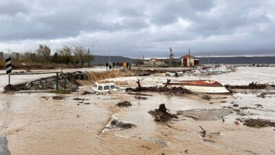 Çanakkale’de debisi yükselen Kepez Deresi taştı
