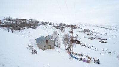 1800 rakımlı köyde evler kara gömüldü