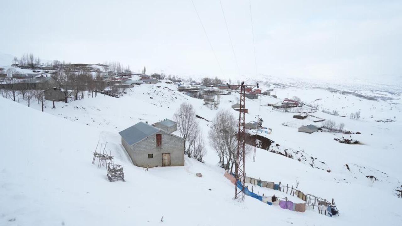 1800 rakımlı köyde evler kara gömüldü