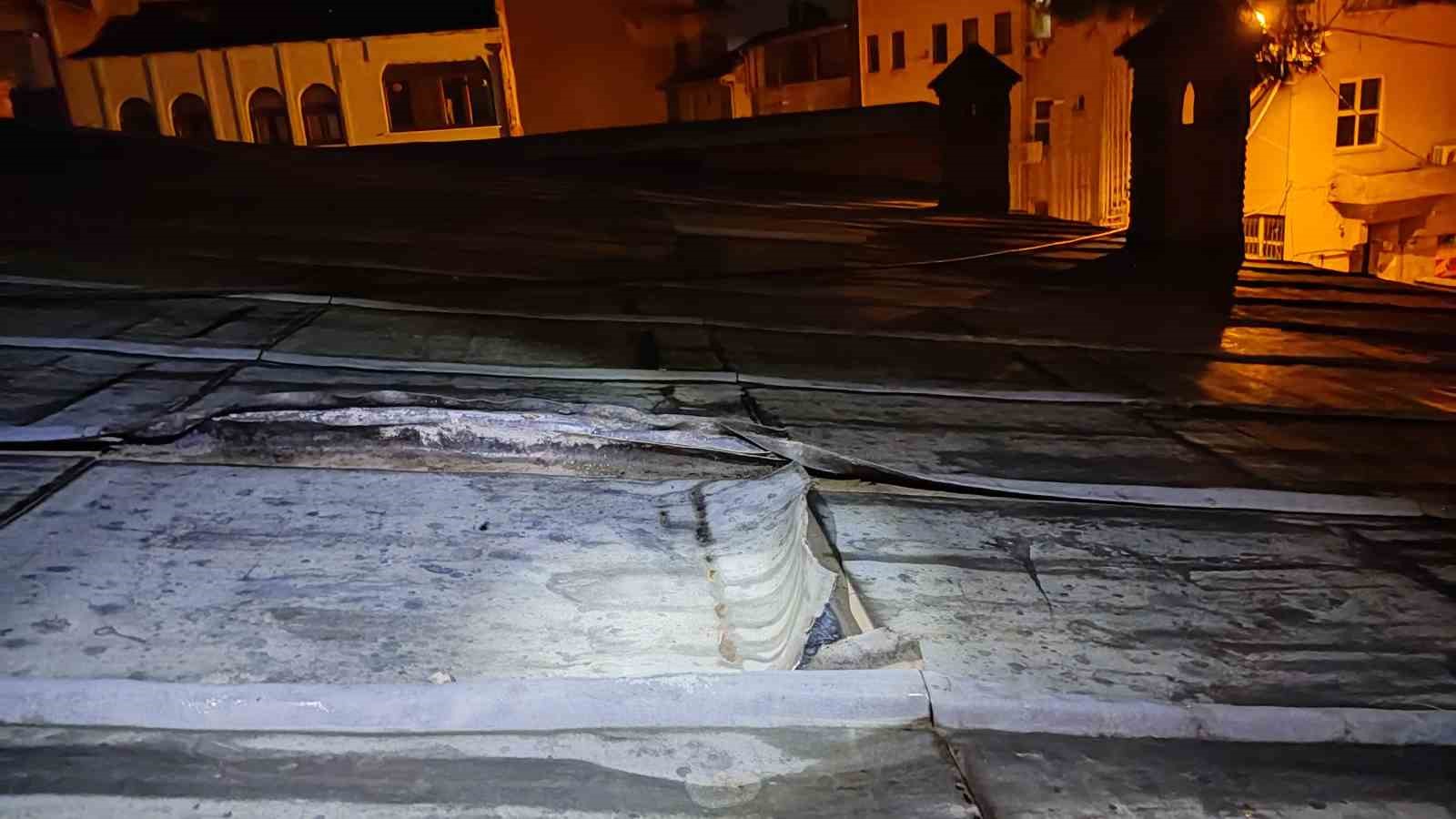 Bursa’da kurşun levhaları çalmak isterken yakalandı