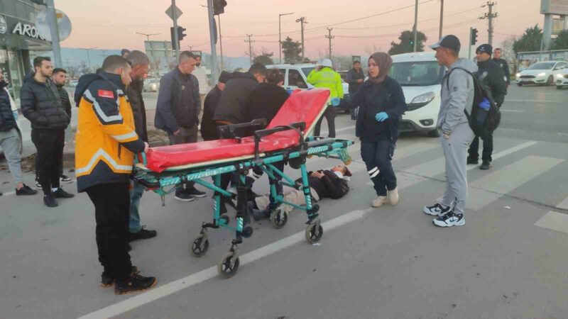 Bursa’da motosiklet hafif ticari araçla çarpıştı 2 yaralı Bursa’nın Orhangazi ilçesinde bir motosiklet kavşaktan geçiş yapmak isteyen hafif