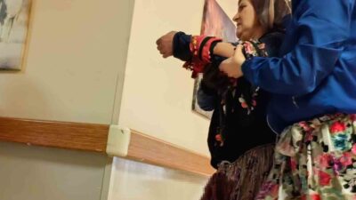 Bursa’da odun keserken, eşinin kolunu kesti