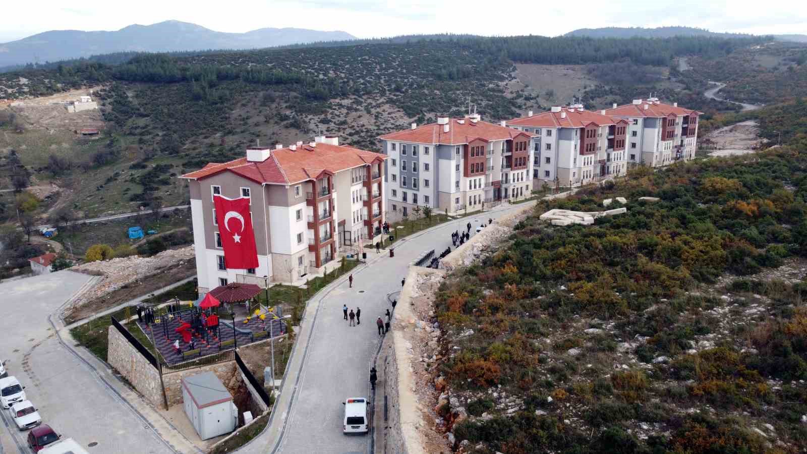 Bursa’nın bu ilçesinde TOKİ hak sahiplerine anahtarları teslim edildi