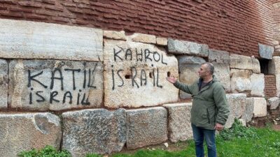 Trajikomik protesto… Bursa’da 2 bin yıllık surlara İsrail’in zulmünü kazıdılar