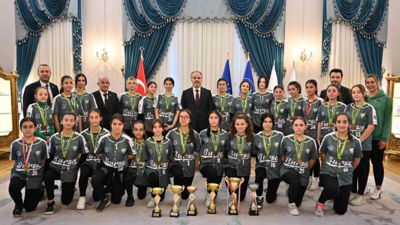 Şampiyon sporculardan Başkan Aktaş’a ziyaret Bursa Büyükşehir Belediye Başkanı Alinur Aktaş, Türkiye Ragbi Federasyonu’nun düzenlediği