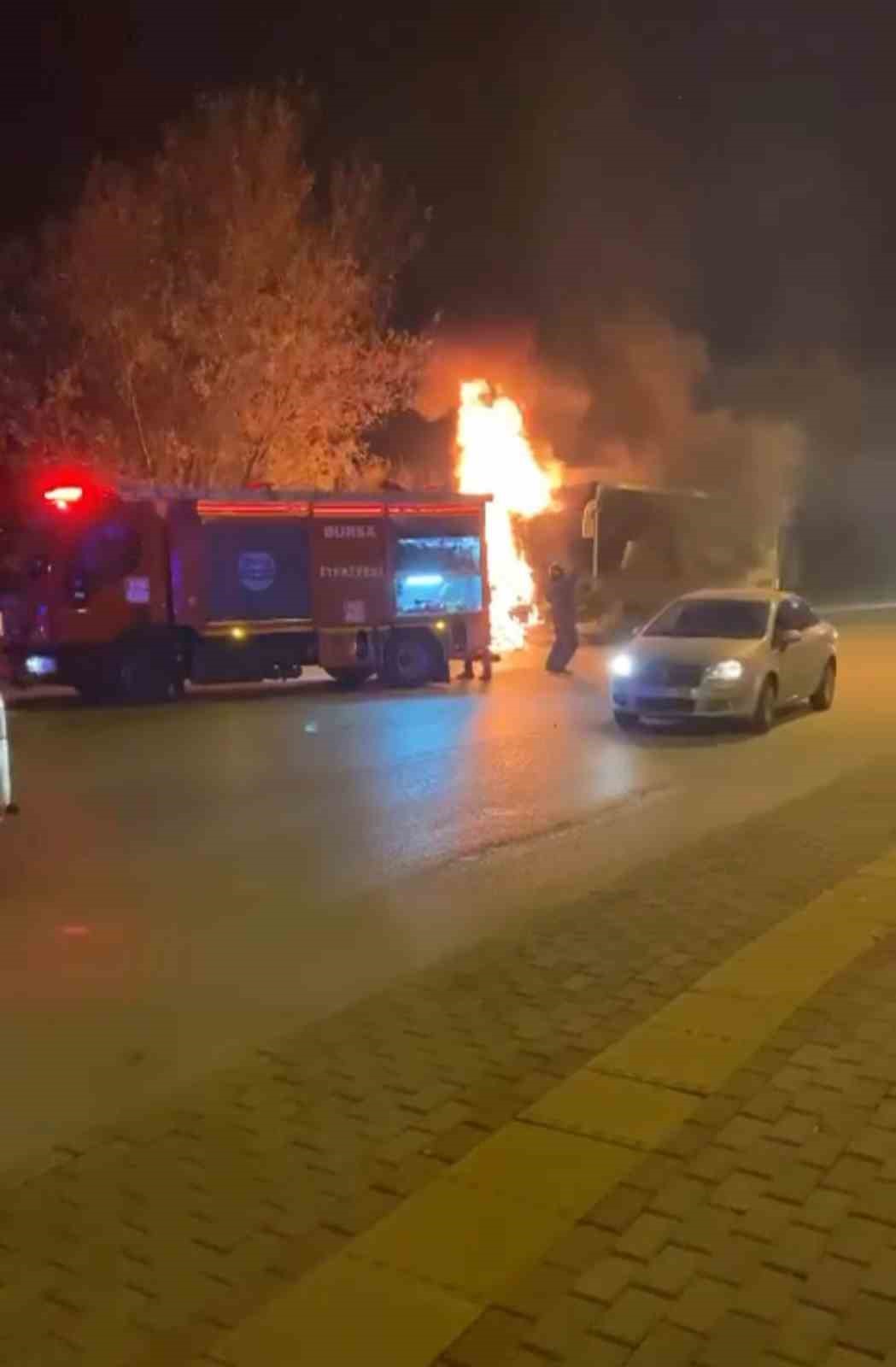 Bursa’da seyir halindeki servis otobüsü alev alev yandı Bursa’da seyir halindeki servis otobüsü alev alev yandı
