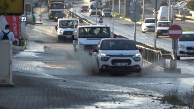 Su borusu patlayınca yollar göle döndü