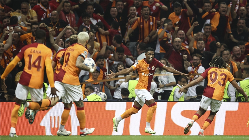 Galatasaray tur için sahaya çıkıyor