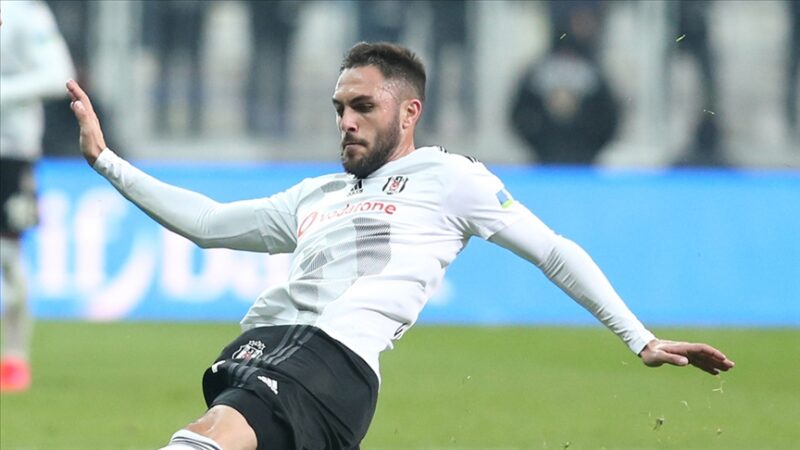 Beşiktaş Kulübü, 15 Temmuz 2020'de sözleşmesini fesheden İspanyol futbolcu Victor