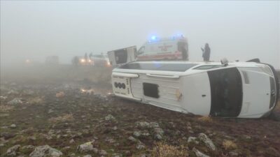 Öğretmenleri taşıyan servis aracı devrildi: Yaralılar var