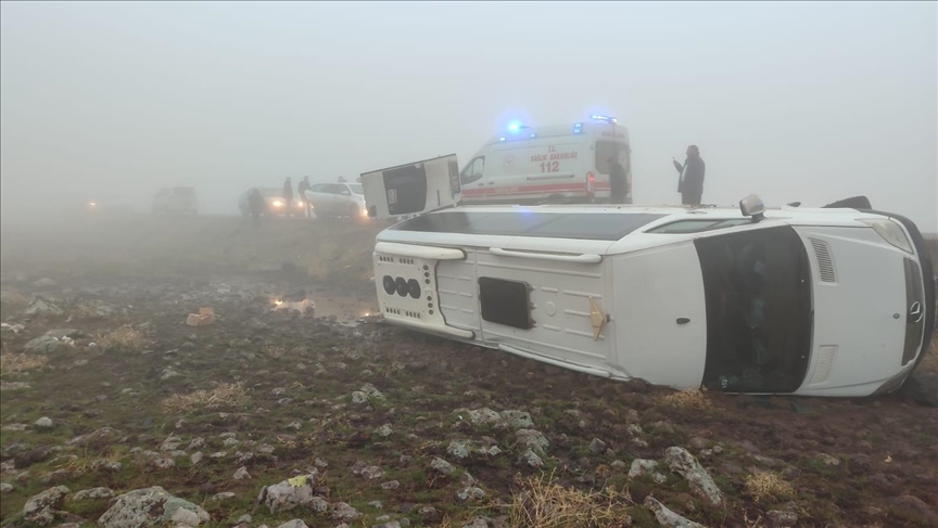 Öğretmenleri taşıyan servis aracı devrildi: Yaralılar var