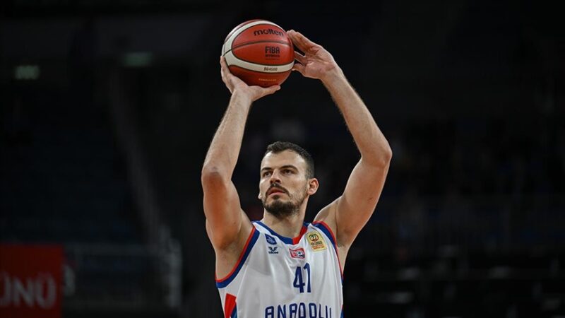 Anadolu Efes Basketbol Takımı'nda Hırvat oyuncu Ante Zizic ile yollar