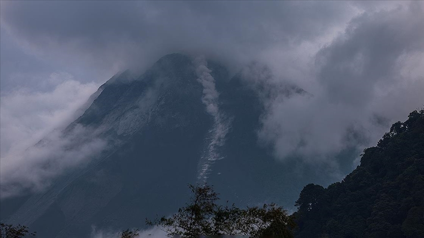Merapi Yanardağı kül püskürttü