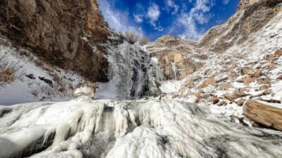 Kars’ta Susuz Şelalesi kısmen dondu