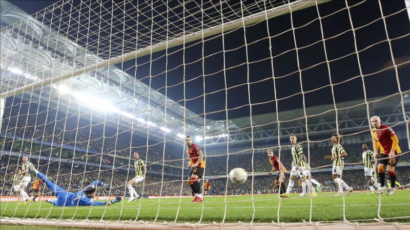 Trendyol Süper Lig'de yapılacak Fenerbahçe-Galatasaray derbisinde gözler, iki takımın kalecilerinde