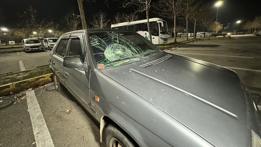 Park halindeki 35 aracın camları kırıldı