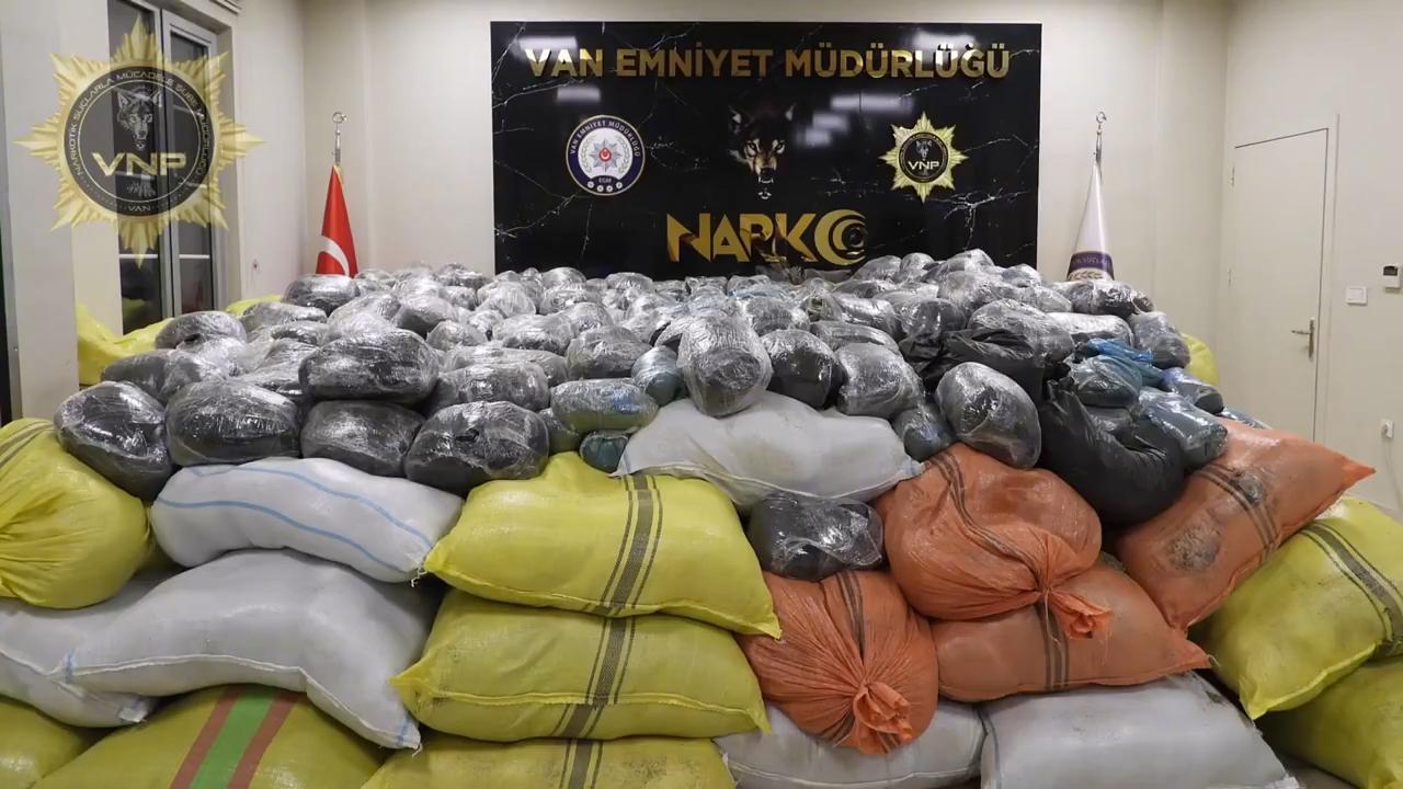 Bakan Yerlikaya duyurdu! 4,6 ton toz esrar ele geçirildi