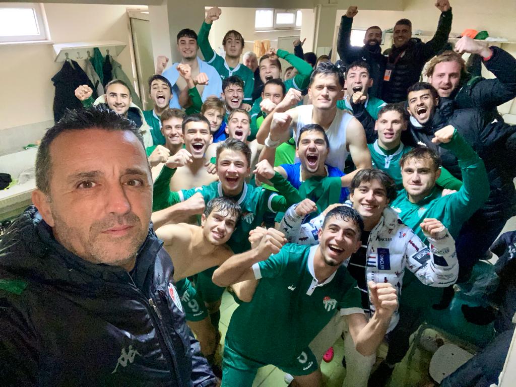 Bursaspor’un gençlerinden 10 kişiyle zafer! Bursaspor’un gençlerinden 10 kişiyle zafer!