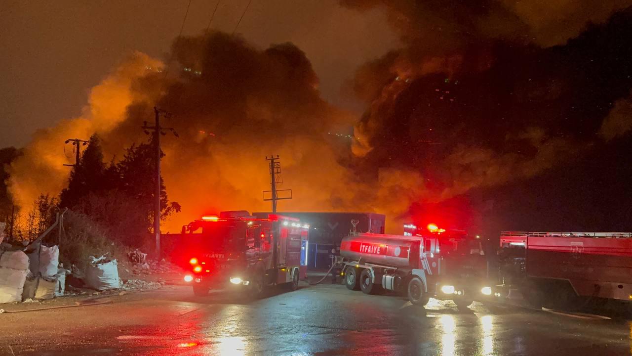 Lojistik deposunda yangın! 8 saat sonra kontrol altına alındı