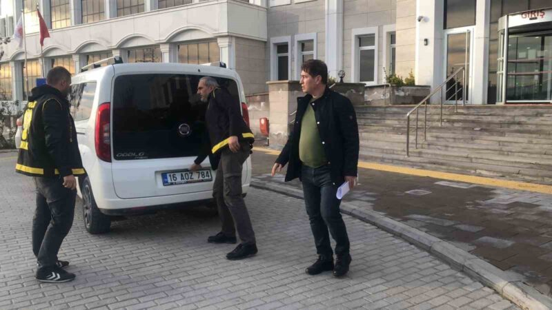 Bursa’da zeytinlik alandaki cinayetin zanlısı teslim oldu Bursa’nın Gemlik ilçesinde zeytinlik alanda işlenen cinayetin zanlısı, İlçe Emniyet