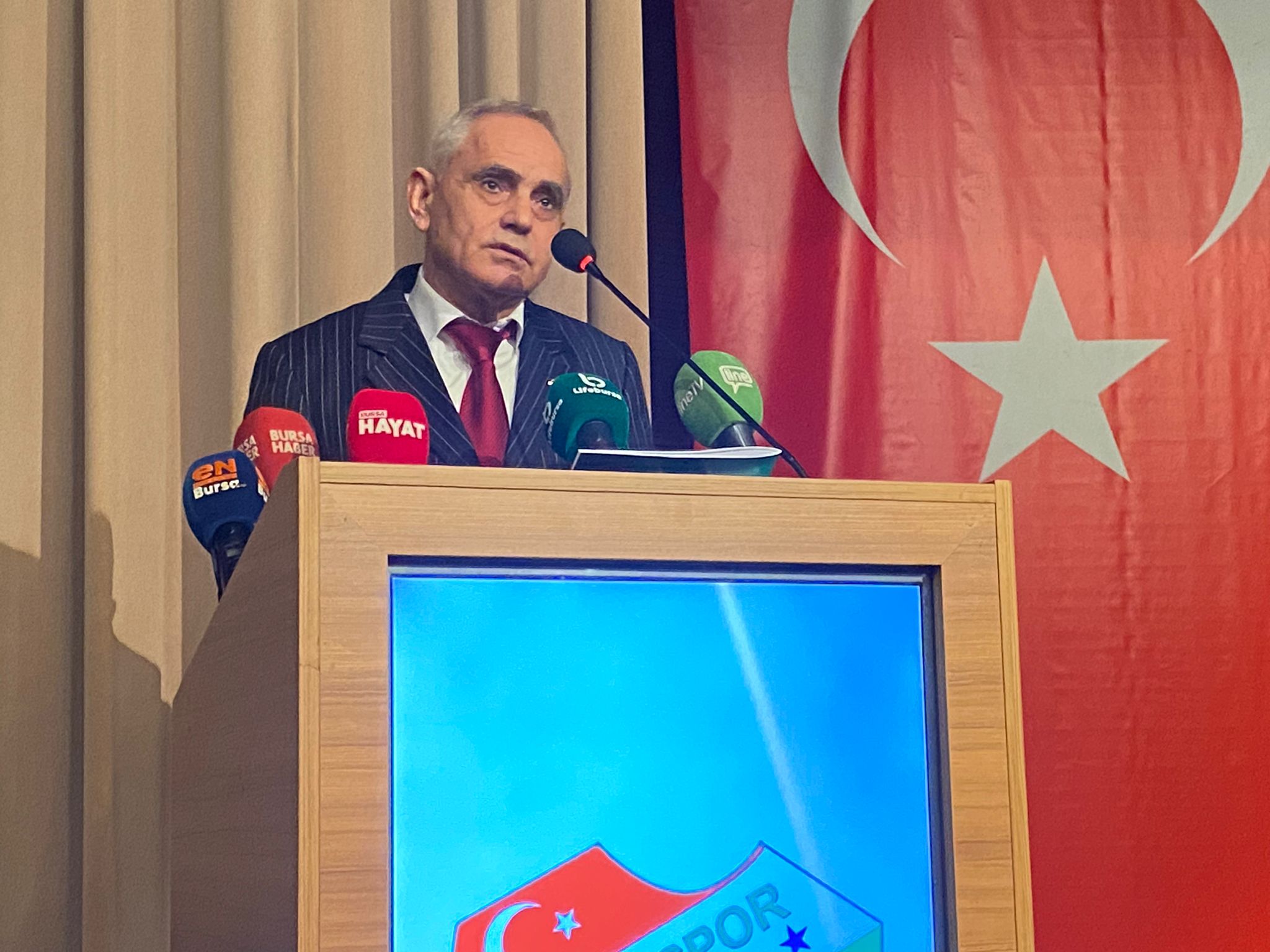 Recep Günay Bursaspor üyeliğinden istifa edip salonu terk etti Recep Günay Bursaspor üyeliğinden istifa edip salonu terk etti