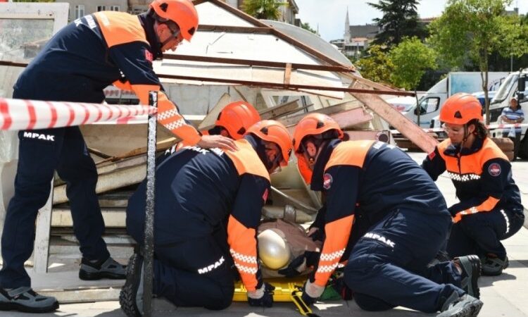 Mustafakemalpaşa’da hizmetin sınırı yok Belediye Başkanı Mehmet Kanar, Mustafakemalpaşa’da personellerini donanımlı eğitimlerle geliştirerek, hemşehrilerine,