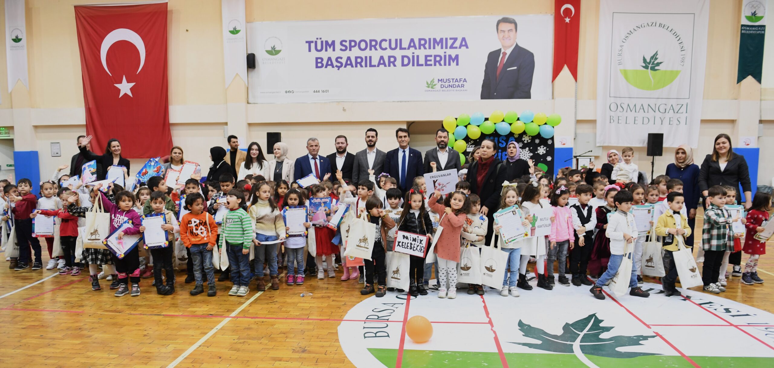 Minik öğrencilere karnelerini Başkan Dündar verdi