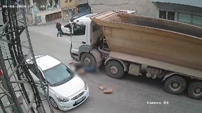 Bursa'nın Osmangazi ilçesinde yolda yürüyen bir kişi, hafriyat kamyonunun çarpması