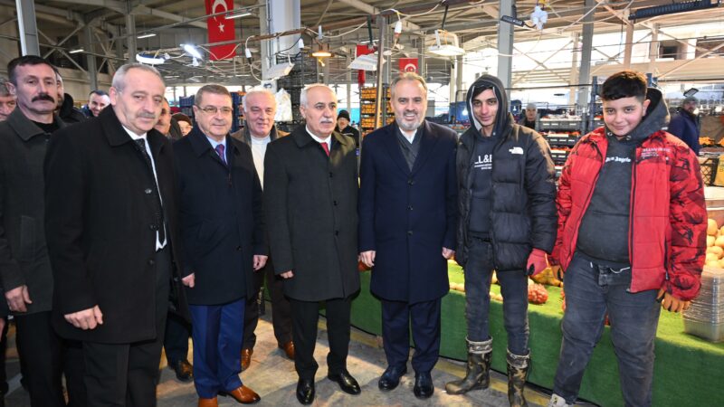 Bursa’da ‘Bereket Sofrası’ buluşmaları… Başkan Aktaş Yenişehir’de vatandaşlarla buluştu Bursa Büyükşehir Belediye Başkanı Alinur Aktaş, sabah namazını Yenişehir İlçesi