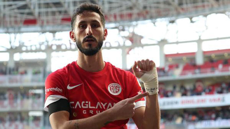 Bakan Yerlikaya açıkladı: İsrailli futbolcu ülkemizden ayrıldı İçişleri Bakanı Ali Yerlikaya, Antalyaspor'un İsrailli futbolcusu Sagiv Jehezkel'in, saat