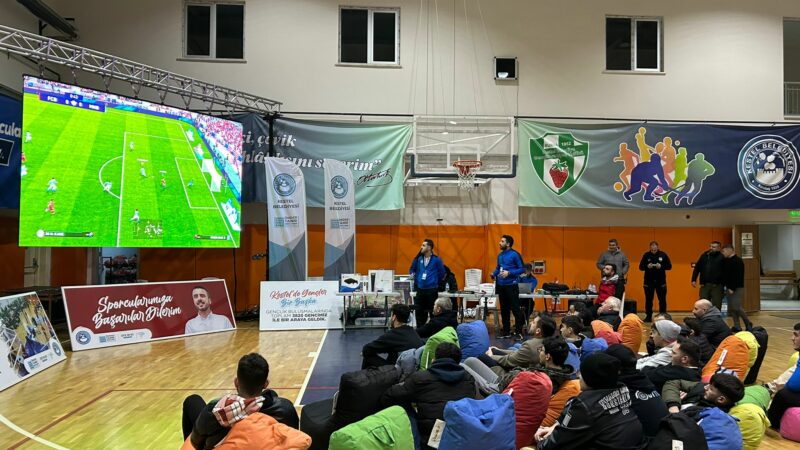 Kestel Belediyesi tarafından düzenlenen PlayStation PES 2021 turnuvası, gençler tarafından